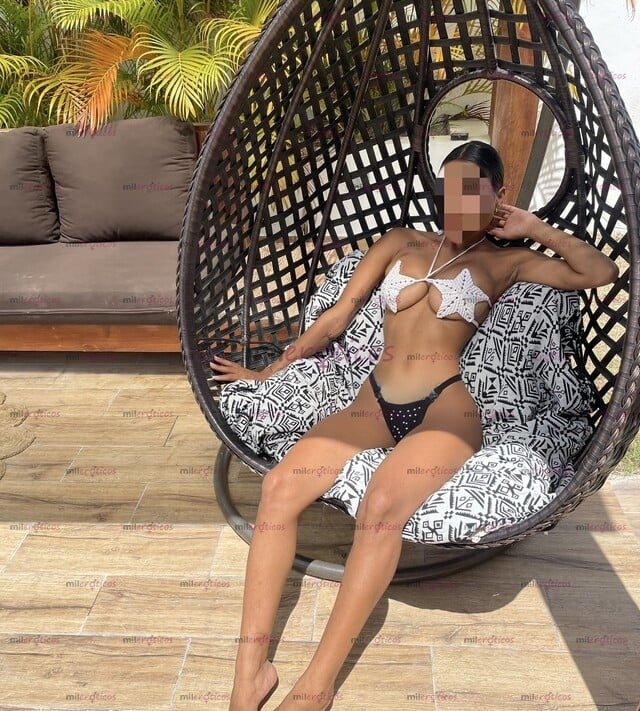 FOTOS DE HERMOSA FLACA, CON CURVAS ESPECTACULARES Y MIRADA PENETRANTE