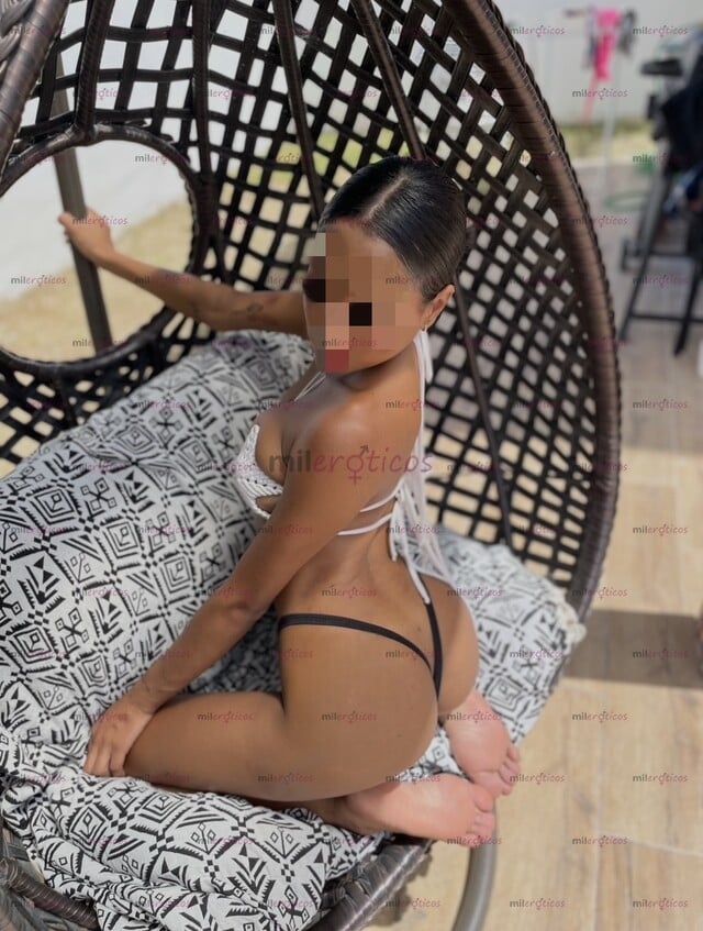 FOTOS DE HERMOSA FLACA, CON CURVAS ESPECTACULARES Y MIRADA PENETRANTE