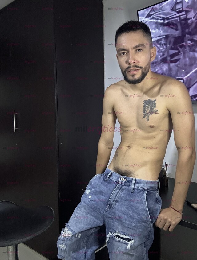 FOTOS DE DE PASO! UN CHICO MASCULINO, PINTA Y MUY ARRECHO...