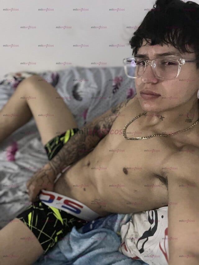FOTOS DE JOVEN ATRACTIVO ELEGANTE COMPLACIENTE PROFESIONAL