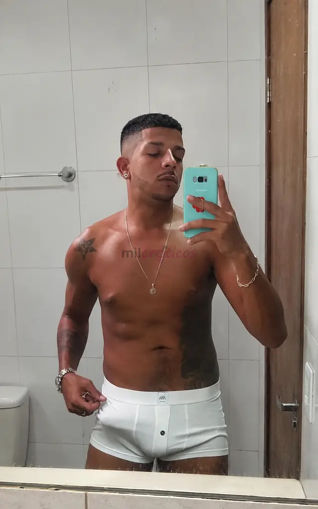 M e chamo hugo sou carioca como dizem da gema kk um cara de boa com vida que ama natureza praia animais e apaixonado por musica alem de cozinhar tambe...