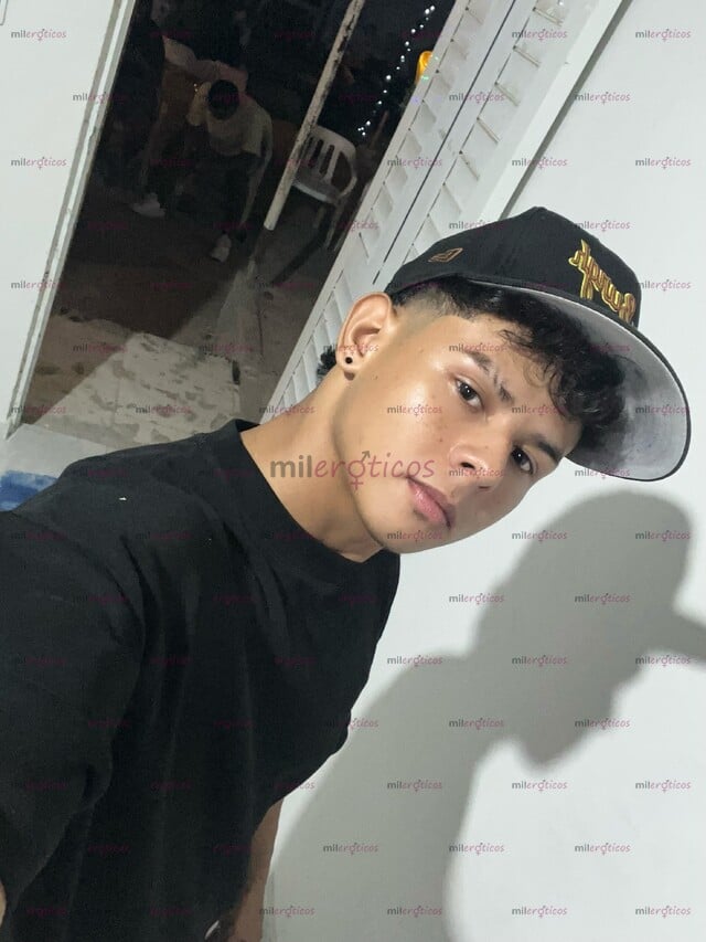 FOTOS DE JOVEN COLOMBIANO ALTO DE 24 AÑOS COMPLACE MUJERES CHUPA VAGINA CULO ESCRÍBEME.