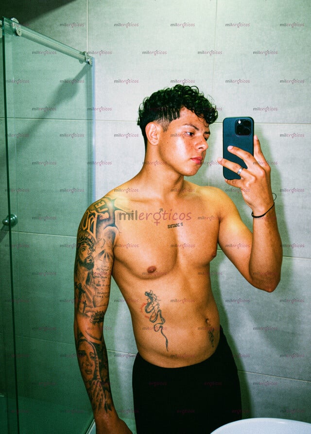 FOTOS DE JOVEN COLOMBIANO ALTO DE 24 AÑOS COMPLACE MUJERES CHUPA VAGINA CULO ESCRÍBEME.