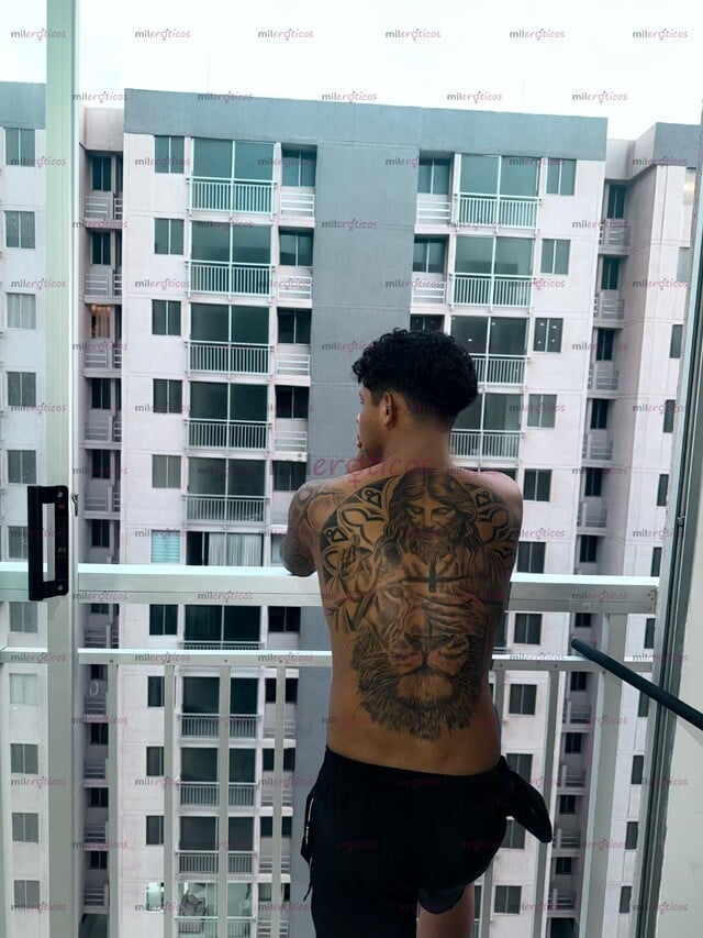 FOTOS DE JOVEN COLOMBIANO ALTO DE 24 AÑOS COMPLACE MUJERES CHUPA VAGINA CULO ESCRÍBEME.