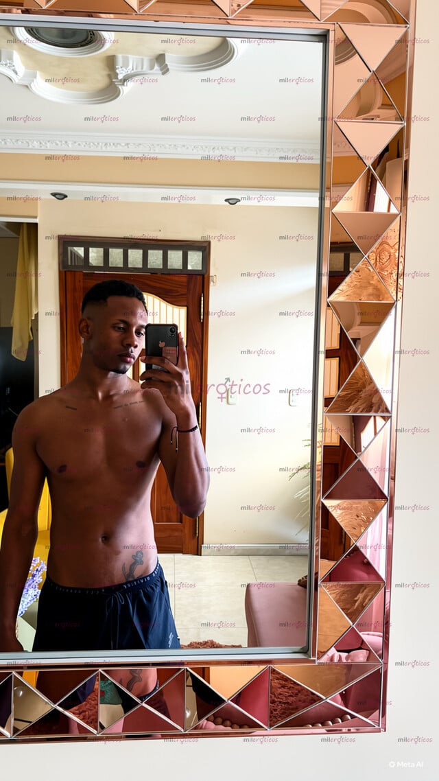 FOTOS DE MORENO JOVEN VERSÁTIL COMPLACIENTE BUSCANTO SATISFACER TUS DESEOS.