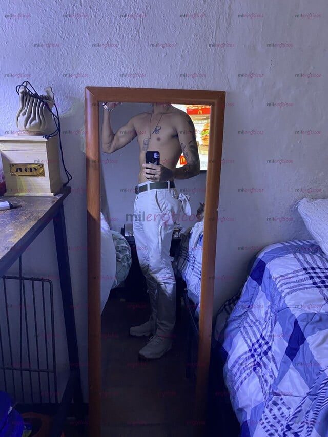 FOTOS DE JOVEN DELGADO TATUADO CON UN VERGON RICO