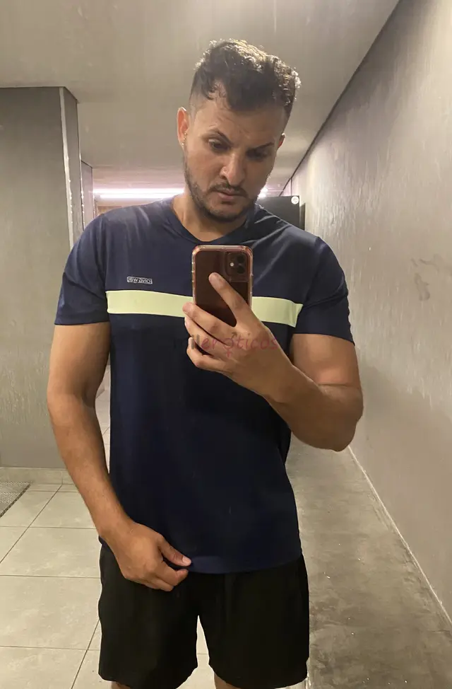 Me chamo arthur 32 anos 1 80 m altura um homem de presenca educado e extremamente cheiroso se voce procura um massagista completo eu sou a pessoa cert...
