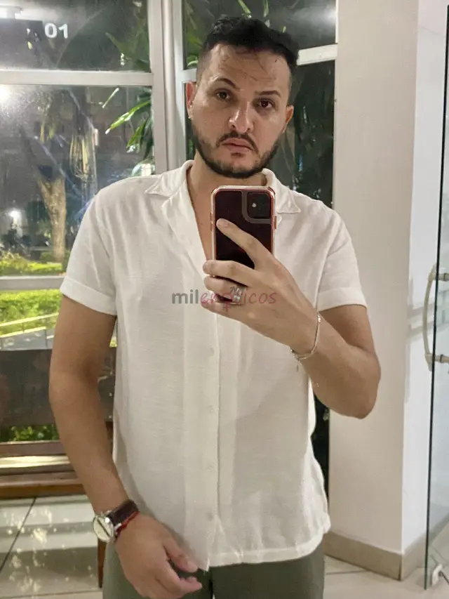 Me chamo arthur 32 anos 1 80 m altura um homem de presenca educado e extremamente cheiroso se voce procura um massagista completo eu sou a pessoa cert...