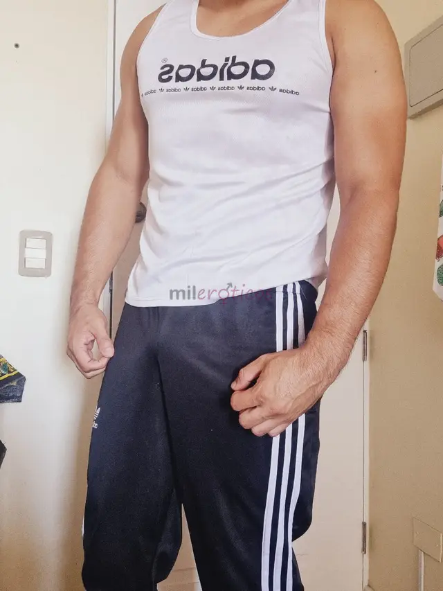 Macho activo 100 guapo de la costa de colombia realizo masajes tantricos y erotico solo para pasivos solo a domicilios no tengo lugar por el momento a...