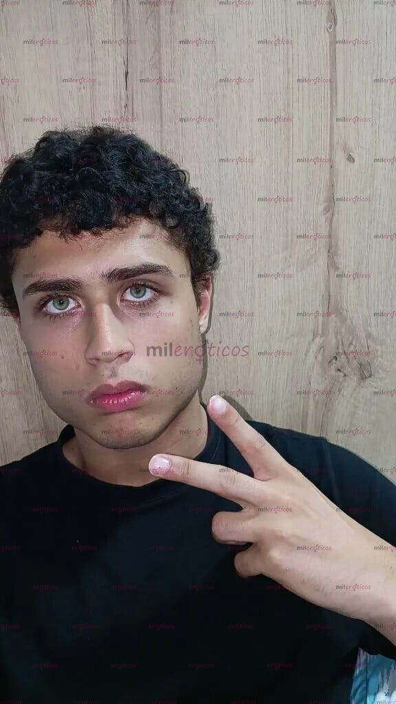 FOTOS DE POLLO JOVEN VERGON Y PINTA. VEINTIUNO CENTÍMETROS, ALTO Y FLACO.