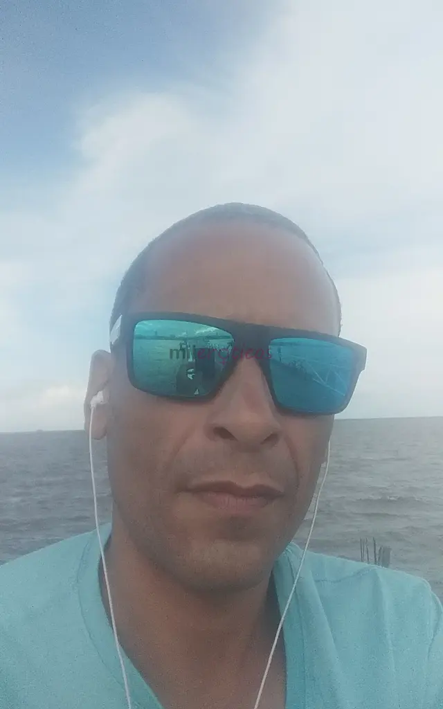 Sou extrangero moro em macapa centro tou bem dotado me gosta ficar com homem gay mulher idosas fazer trios gosto de gays pretos e zafados atendo hotel...