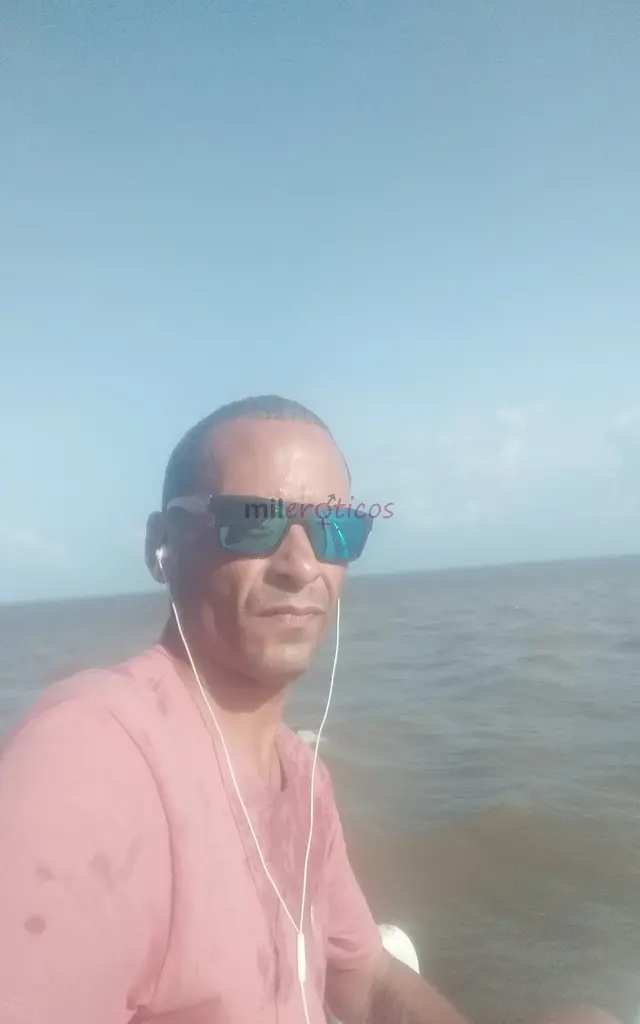 Sou extrangero moro em macapa centro tou bem dotado me gosta ficar com homem gay mulher idosas fazer trios gosto de gays pretos e zafados atendo hotel...