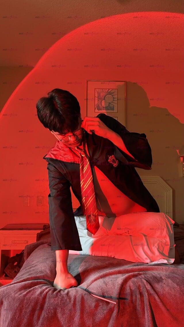 FOTOS DE TU HARRY POTTER JOVENCITO CALIENTE CON LA VARITA MÁS DESEADA DEL PORTAL