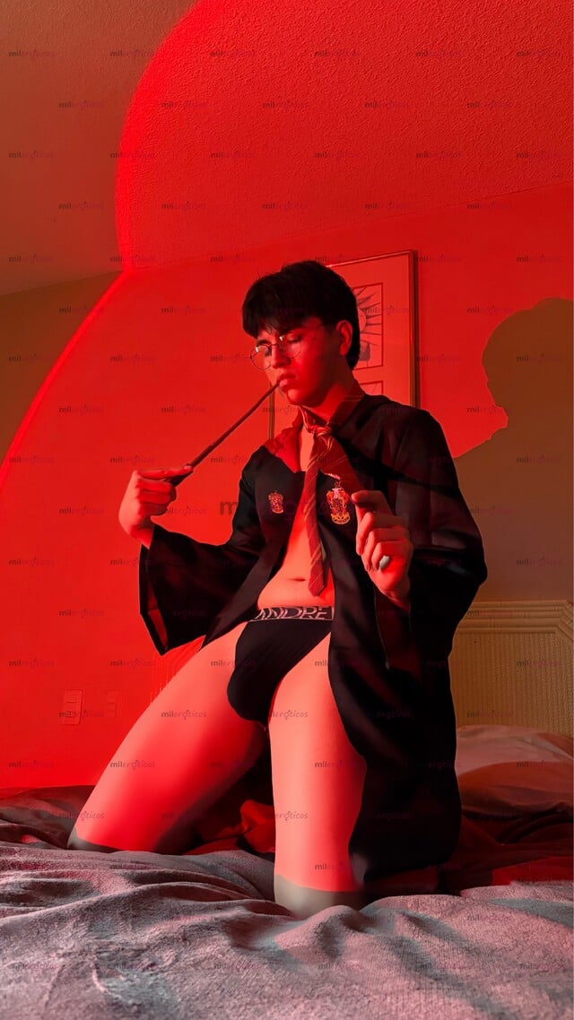 FOTOS DE TU HARRY POTTER JOVENCITO CALIENTE CON LA VARITA MÁS DESEADA DEL PORTAL