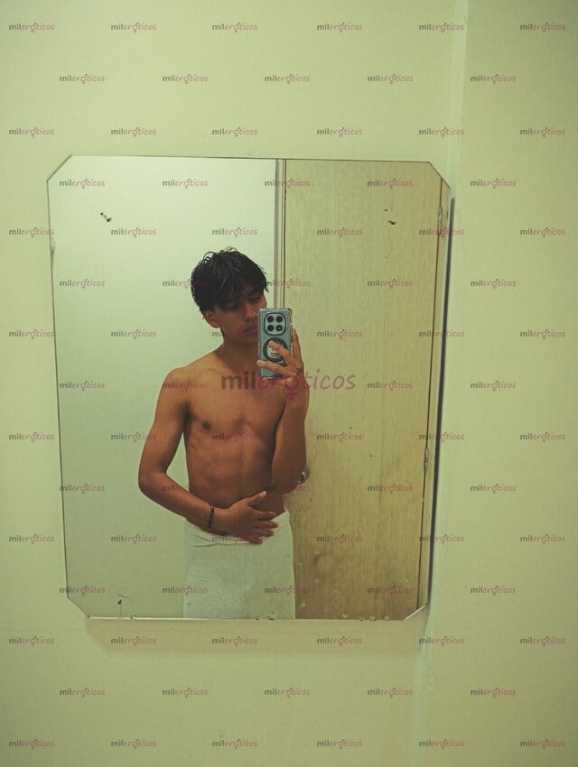 FOTOS DE JOVEN VERSATIL NUEVO EN LA INDUSTRIA ADICTO A LA VERGA Y A LA LECHE VEN A PROBAR