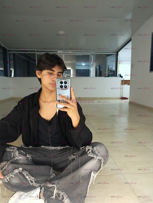 FOTOS DE JOVEN VERSATIL NUEVO EN LA INDUSTRIA ADICTO A LA VERGA Y A LA LECHE VEN A PROBAR