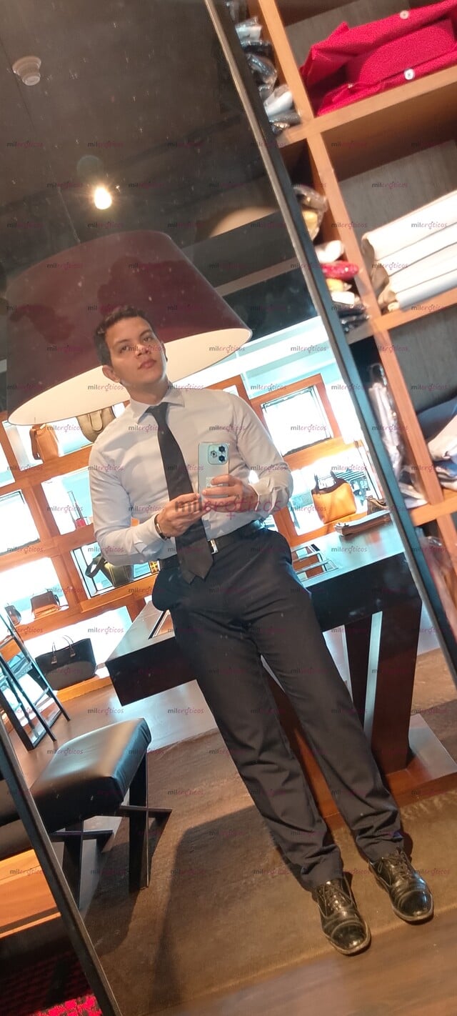 FOTOS DE HOMBRE ACTIVO, COMPLACIENTE, FUERTE, CULTO Y EDUCADO.