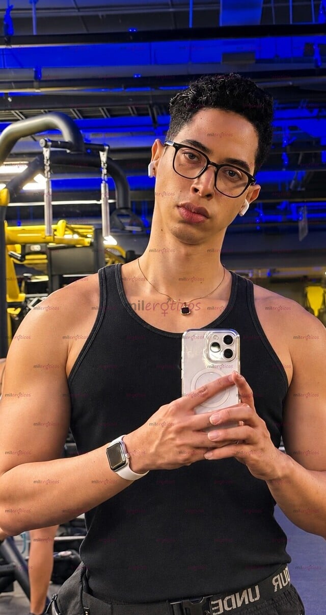 FOTOS DE JOVEN PROFESIONAL TRILINGÜE DISCRETO Y RESPETUOSO