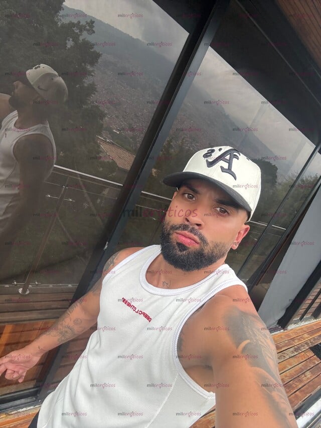 FOTOS DE HOMBRE SERIO , MASCULINO , INTELIGENTE Y LISTO PARA CUMPLIR TUS FANFASIAS