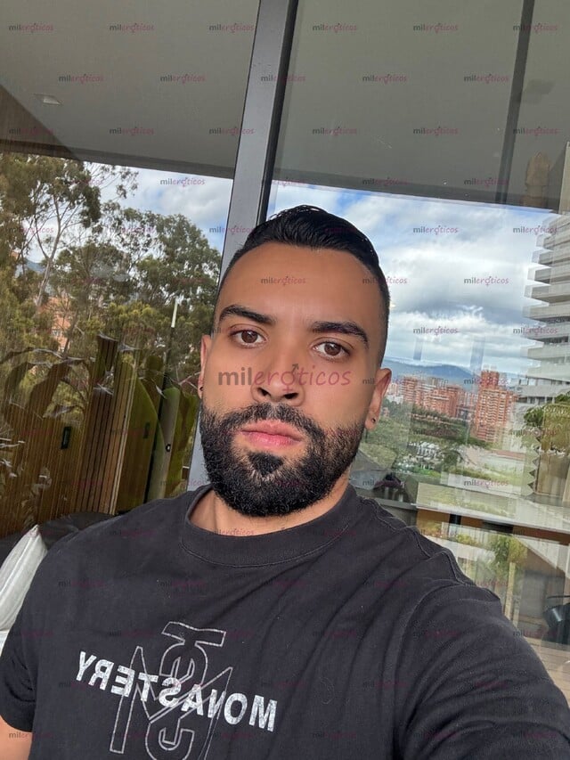 FOTOS DE HOMBRE SERIO , MASCULINO , INTELIGENTE Y LISTO PARA CUMPLIR TUS FANFASIAS
