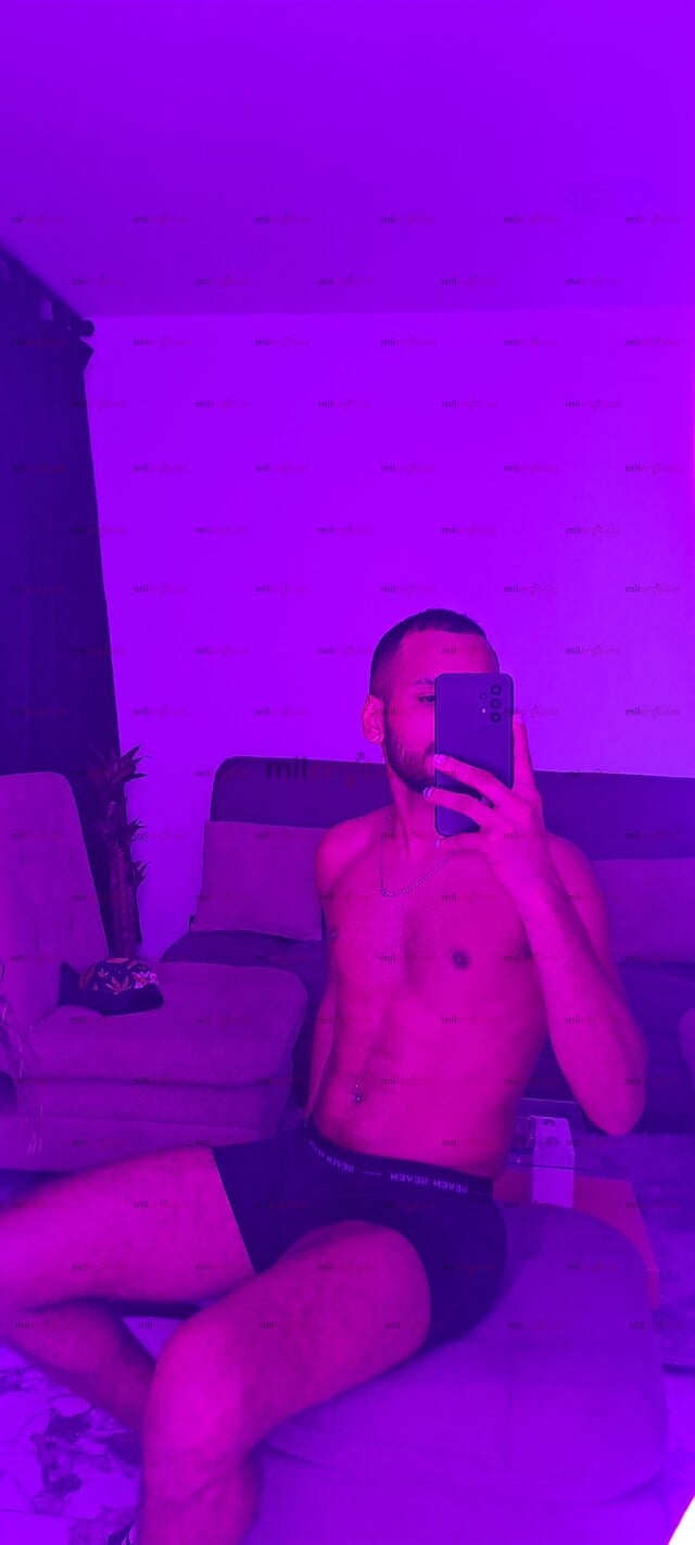 FOTOS DE JOVEN ATLETICO MUY VELLUDO DISPONIBLE....