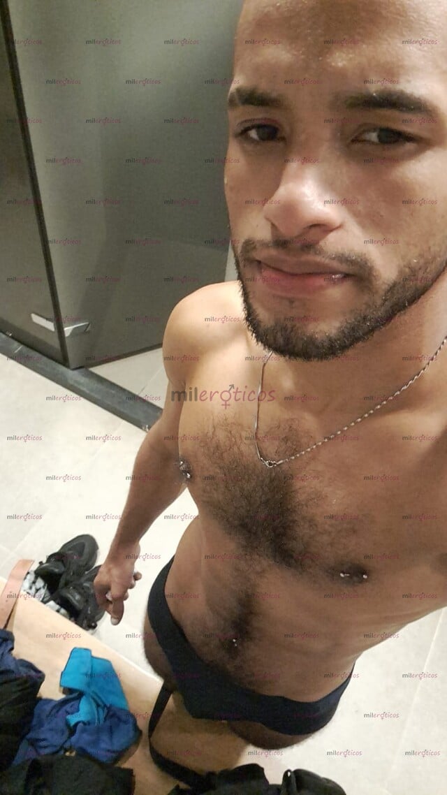 FOTOS DE JOVEN MORENO ATLETICO MUY VELLUDO DISPONIBLE