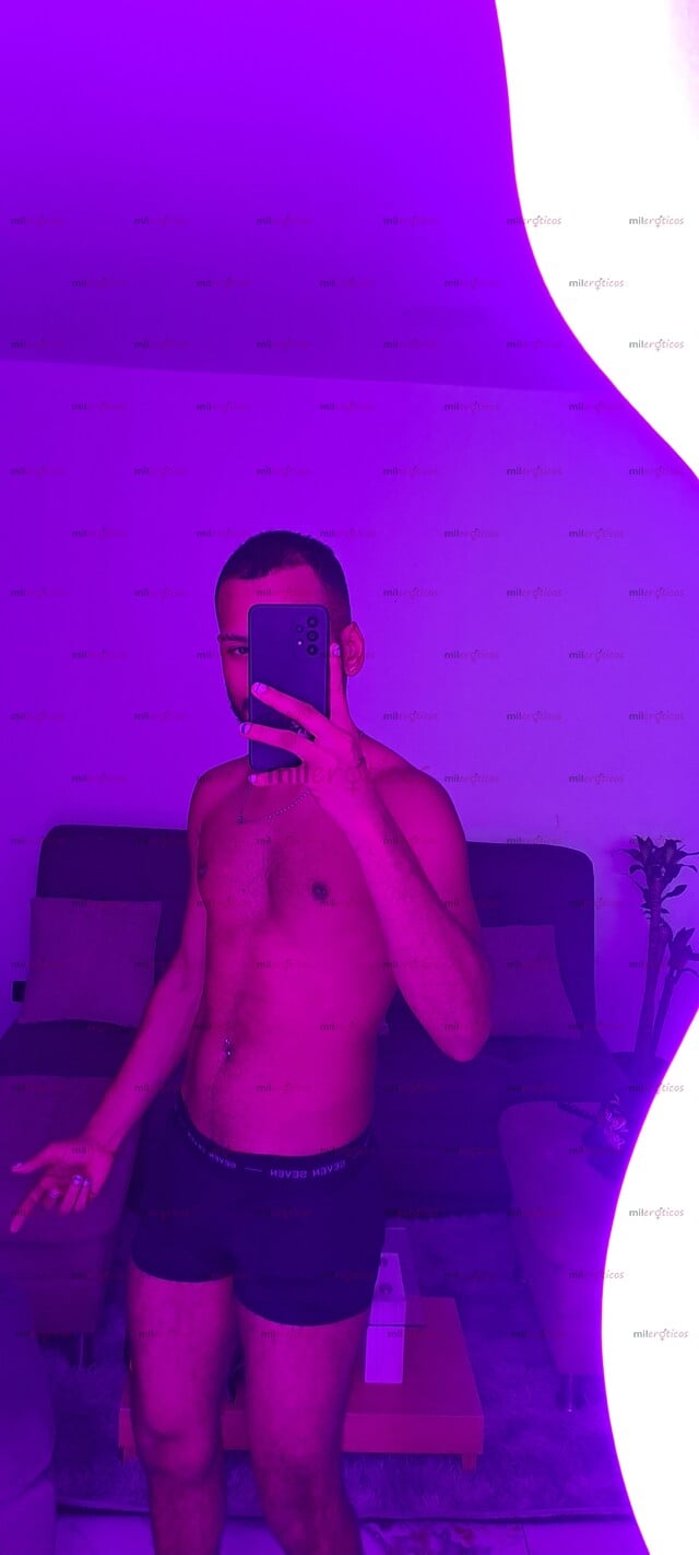 FOTOS DE JOVEN MORENO ATLETICO MUY VELLUDO DISPONIBLE