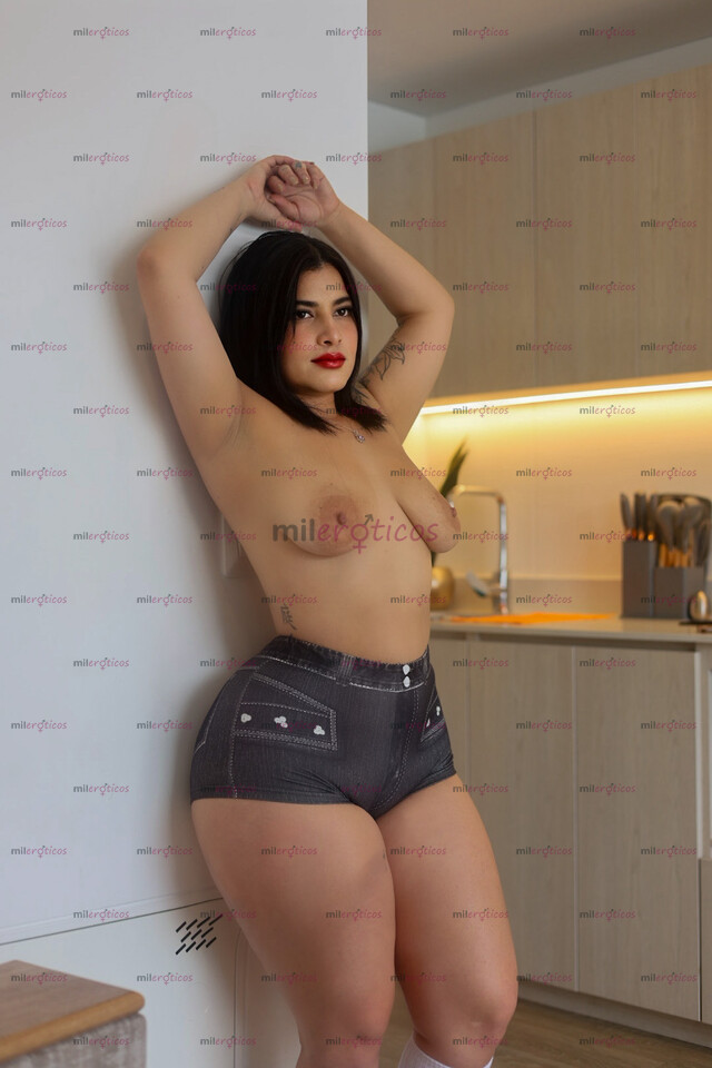 FOTOS DE TAYLOR DE CULO GRANDE RICO DURO CINTURA PEQUEÑA Y CUCA ROSADITA