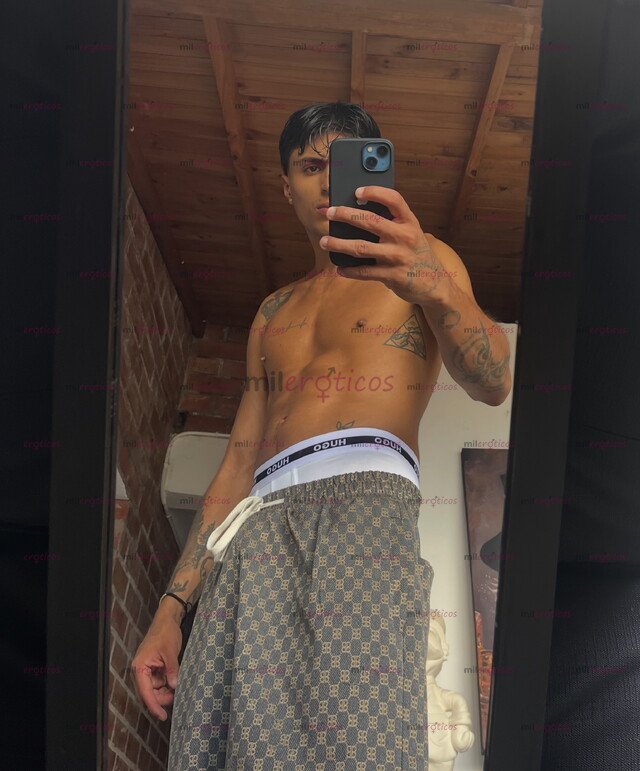 FOTOS DE JOVEN UNIVERSITARIO DELGADO Y MARCADO LISTO PARA PASAR UN RATO AGRADABLE