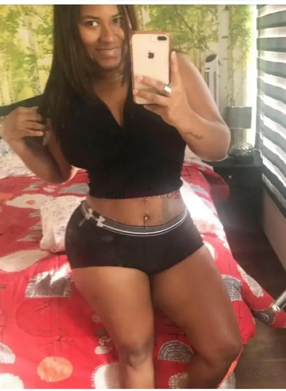 Hola papi soy una hermosa morena recien llegada a la ciudad soy complaciente relajada disfruto el sexo te espero en mi cama bien caliente y ardiente m...