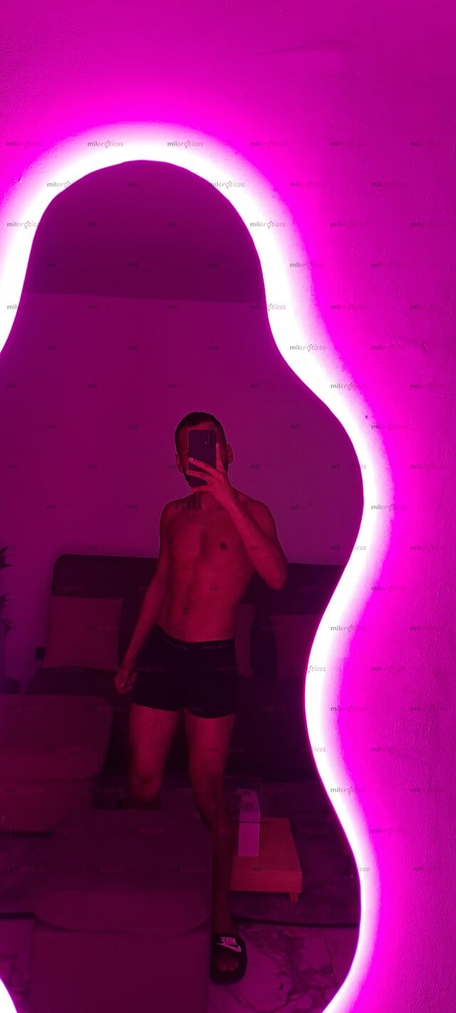 FOTOS DE JOVEN MORENO ATLETICO MUY VELLUDO DISPONIBLE