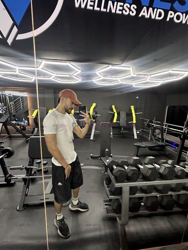 FOTOS DE JOVEN MASCULINO RESERVADO EN LA CIUDAD DE CARTAGENA