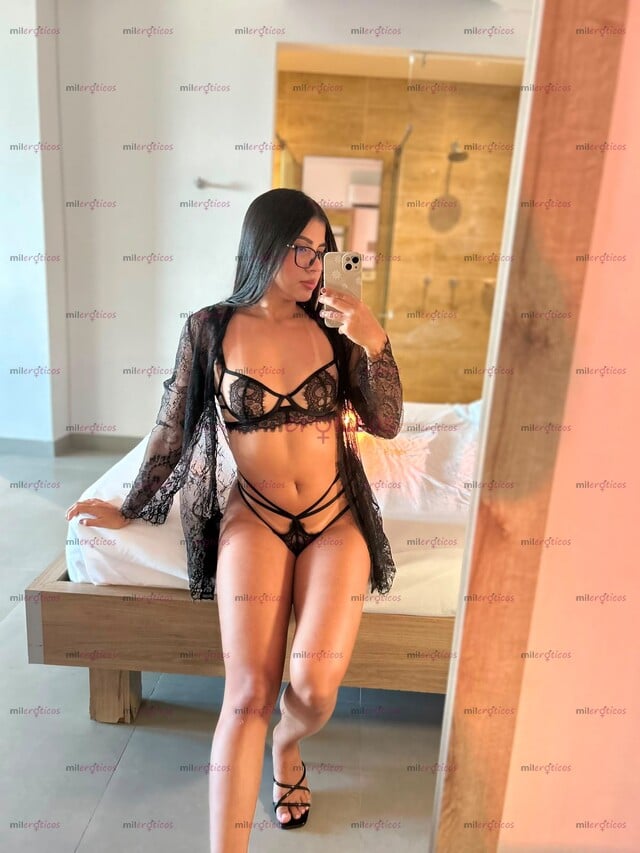 FOTOS DE MORENITA HERMOSA LISTA PARA CUMPLIR TUS MAS PERVERSOS DESEOS.