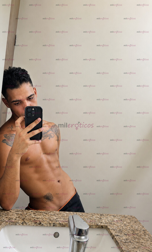 FOTOS DE MORENO VENEZOLANO CON 20CM DE VERGA RECIÉN LLEGADO A LA CIUDAD