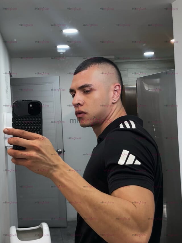 FOTOS DE JOVEN DECENTE , ATLÉTICO Y MUY EDUCADO DE PASO POR LA CIUDAD .