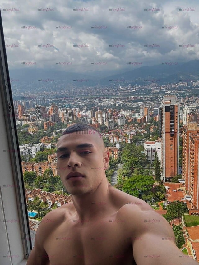 FOTOS DE JOVEN DECENTE , ATLÉTICO Y MUY EDUCADO DE PASO POR LA CIUDAD .
