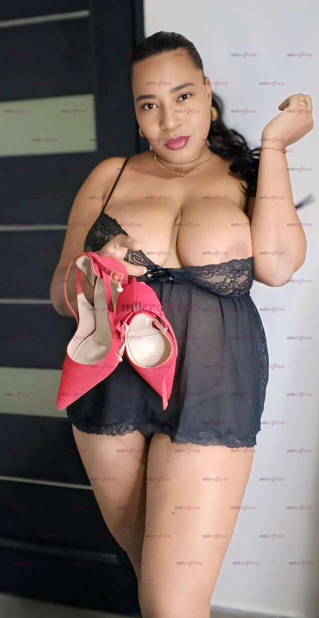 FOTOS DE TU MAMÁ SE CALIENTA ESPIÁNDOTE EN LA DUCHA Y SE FROTA DURO Y RICO HASTA VENIRSE
