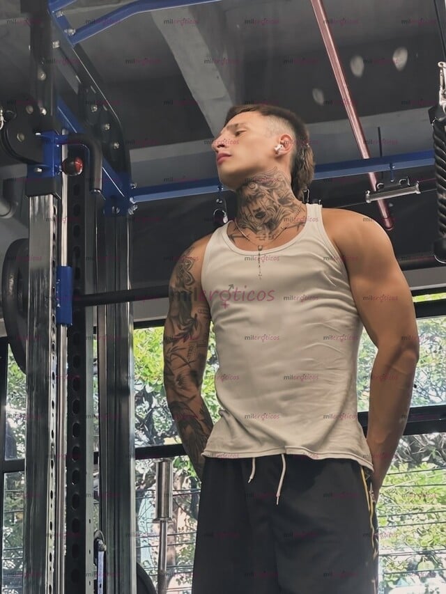 FOTOS DE HEY , JOVEN TATUADO ATLÉTICO LISTO PARA COMPLACERLO