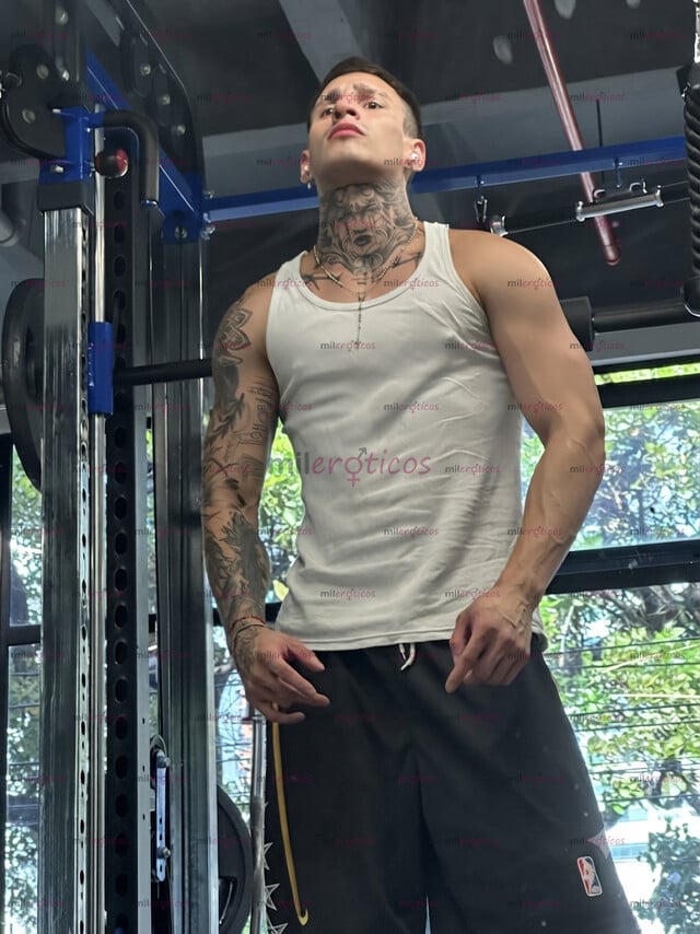 FOTOS DE HEY , JOVEN TATUADO ATLÉTICO LISTO PARA COMPLACERLO