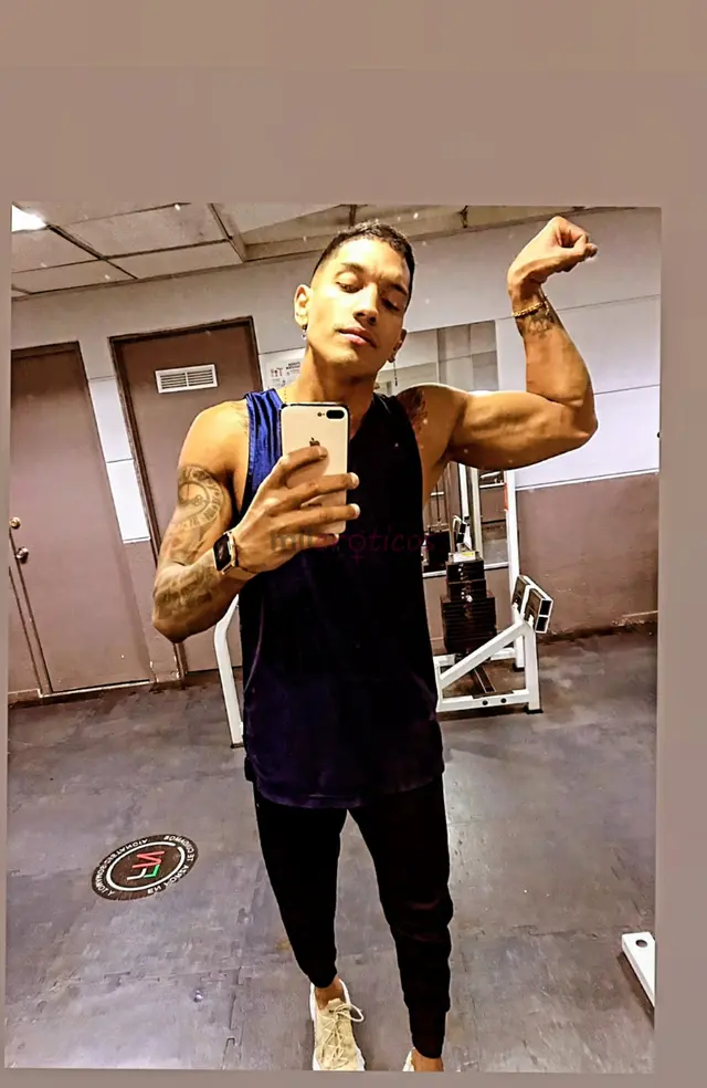 Hola un gusto baby soy anthony the chocolate smith un atractivo modelo internacional de estatura 1 85 de estatura 100 activo y dotado 23 cm de verga r...