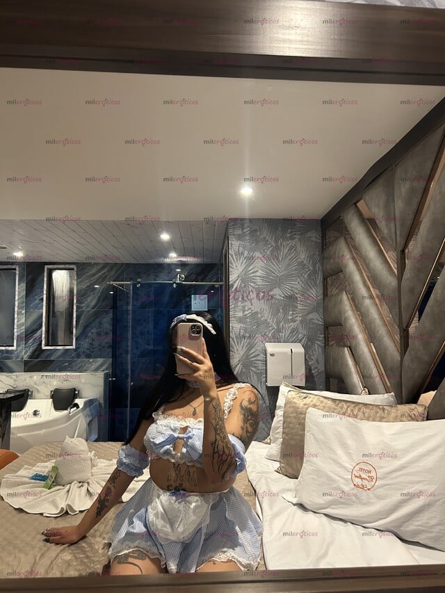 FOTOS DE PELINEGRA TATUADA DE OJOS VERDES ACOMPAÑAMIENTO DISCRETO