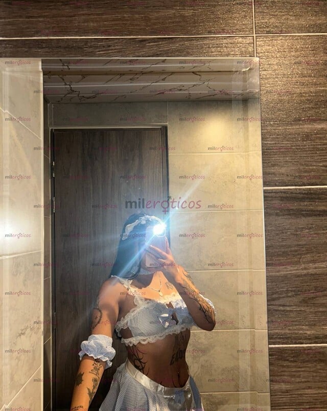 FOTOS DE PELINEGRA TATUADA DE OJOS VERDES ACOMPAÑAMIENTO DISCRETO