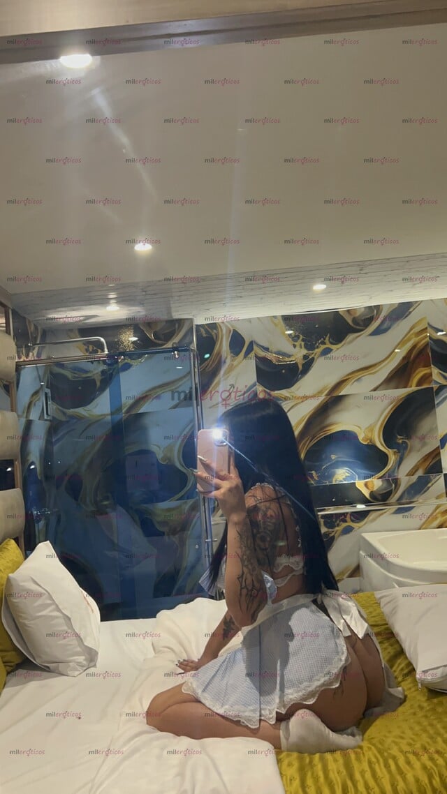 FOTOS DE PELINEGRA TATUADA DE OJOS VERDES ACOMPAÑAMIENTO DISCRETO