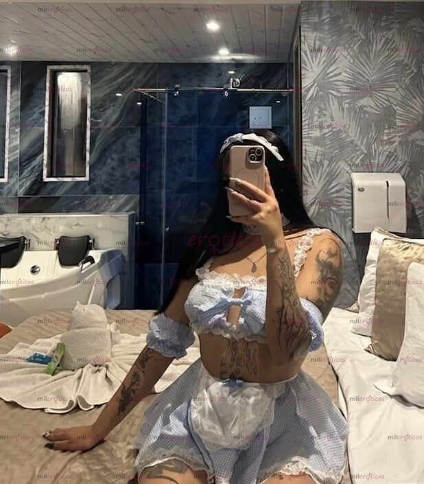 FOTOS DE PELINEGRA DE OJOS VERDES Y PIEL TATUADA HOTEL Y DOMICILIO