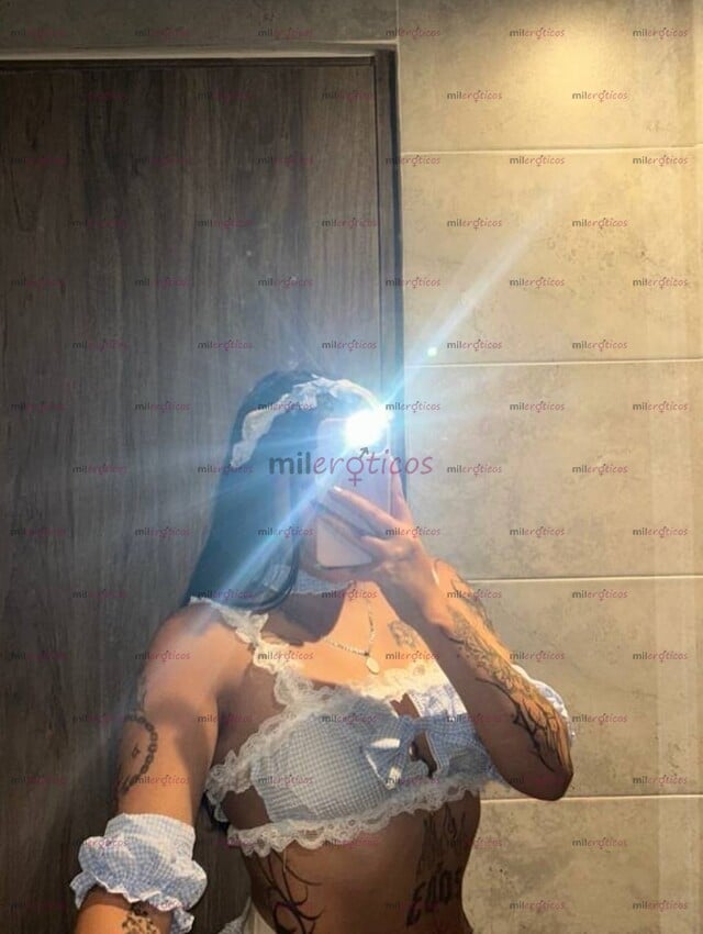 FOTOS DE PELINEGRA DE OJOS VERDES Y PIEL TATUADA HOTEL Y DOMICILIO