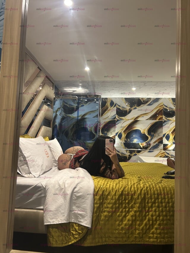 FOTOS DE PELINEGRA DE OJOS VERDES Y PIEL TATUADA HOTEL Y DOMICILIO