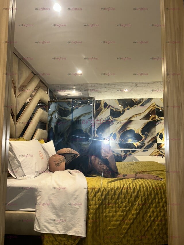 FOTOS DE PELINEGRA DE OJOS VERDES Y PIEL TATUADA HOTEL Y DOMICILIO