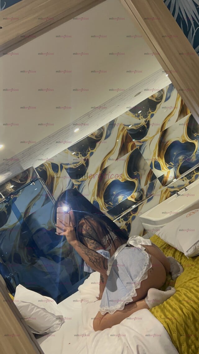 FOTOS DE PELINEGRA DE OJOS VERDES Y PIEL TATUADA HOTEL Y DOMICILIO