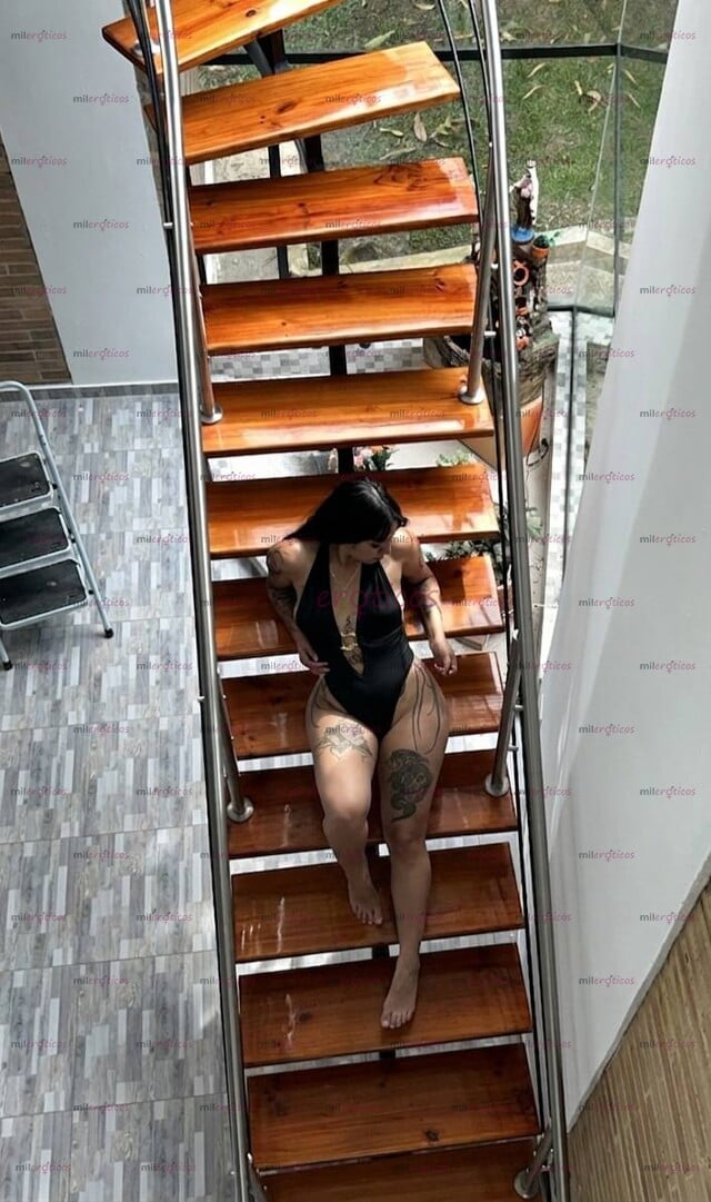FOTOS DE PELINEGRA DE OJOS VERDES Y PIEL TATUADA HOTEL Y DOMICILIO
