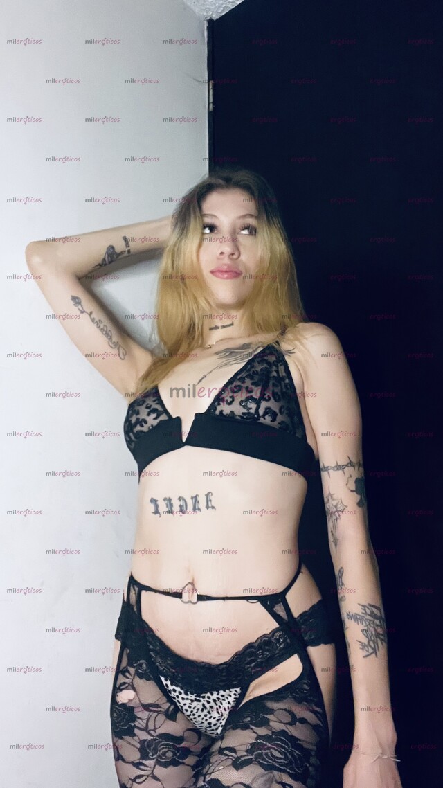 FOTOS DE RUBIA TATUADA DE OJOS VERDES BLANQUITA CURVILINEA
